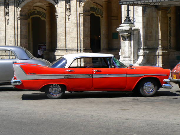 une voiture américaine des années 1950 dans les rues de la havane, cuba - chevrolet havana cuba 1950s style photos et images de collection