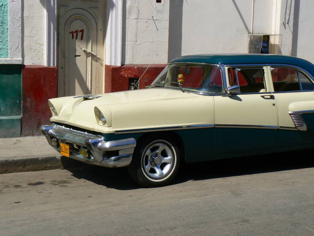 une voiture américaine des années 1950 dans les rues de la havane, cuba - chevrolet havana cuba 1950s style photos et images de collection