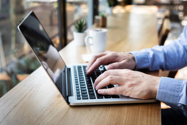 mani che digitano sulla tastiera del computer portatile, persona che scrive e-mail o documento di report nel caffè con caffè e internet wifi, stile casual, spazio di copia - computer key internet cafe coffee internet foto e immagini stock