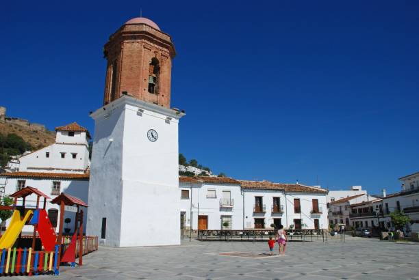 praça da cidade com torre de sino, jimena de la frontera, espanha. - spain tower town square andalusia - fotografias e filmes do acervo