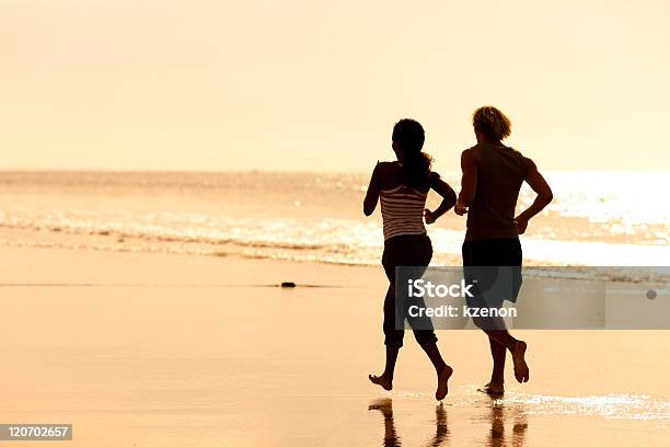 Sport Coppia Jogging Sulla Spiaggia - Fotografie stock e altre immagini di Adulto - Adulto, Allenamento, Ambientazione esterna