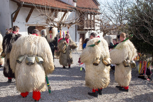 kurent - korant procesja na drodze, pliskovica, słowenia, europa - kurent zdjęcia i obrazy z banku zdjęć