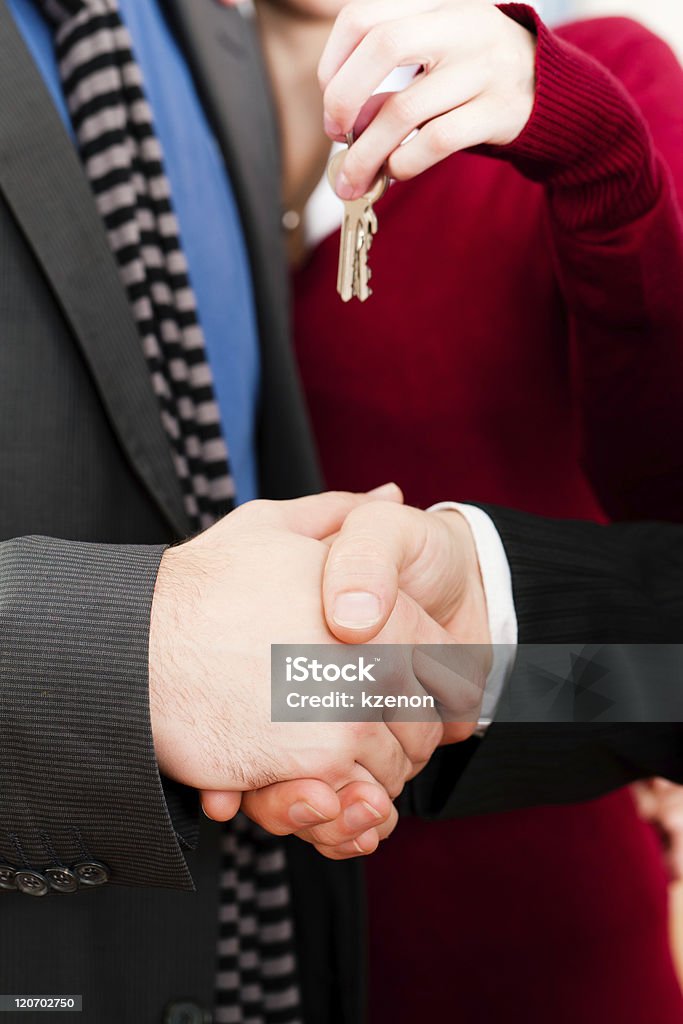 Coppia riceve le chiavi del broker immobiliare - Foto stock royalty-free di Accordo d'intesa