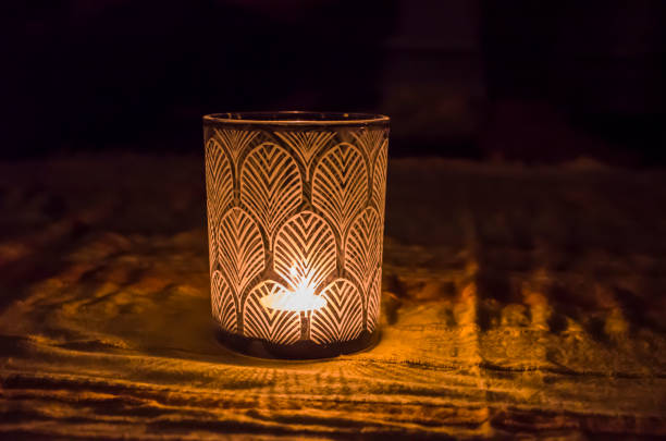 ガラスのローソク足は暗闇の中で輝くパターン. - candlestick holder single object zen like decoration ストックフォトと画像