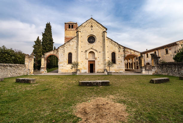 베로나 이탈리아 근처 산 플로리아노 의 로마 교구 교회 - romanic 뉴스 사진 이미지