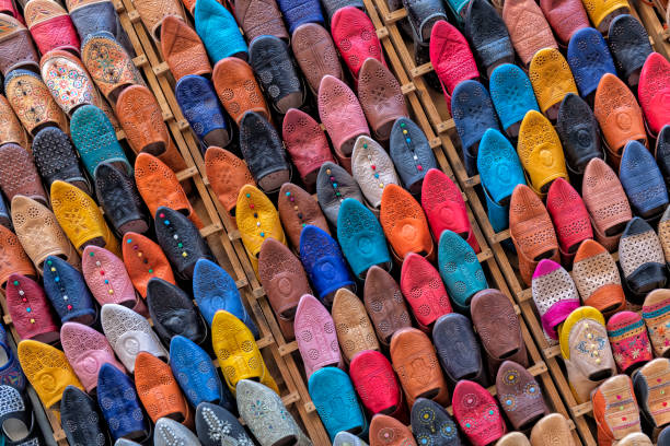 bunte traditionelle marokkanische hausschuhe (babouche). - craft market morocco shoe stock-fotos und bilder