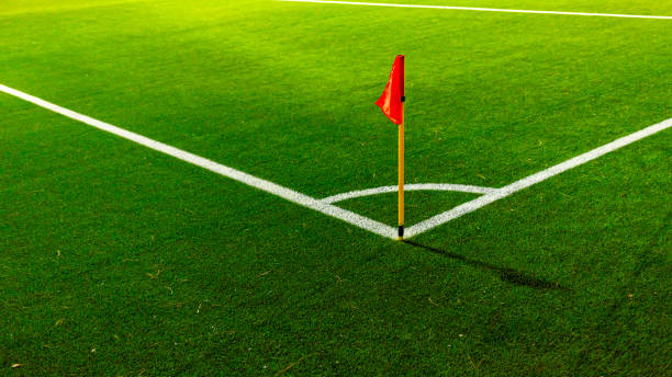 angolo stadio di calcio con bandiera rossa - soccer field soccer corner stadium foto e immagini stock