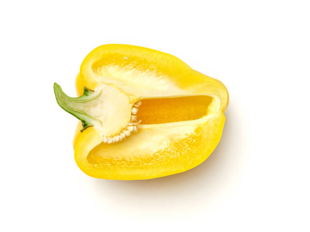 흰색 배경에 고립 된 후추. 맨 위 보기. 플랫 레이 - yellow bell pepper 뉴스 사진 이미지