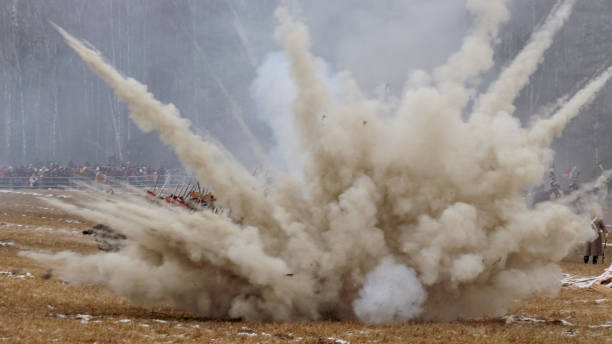 gran explosión en el campo con humo. concepto de peligro. - bomb fotografías e imágenes de stock