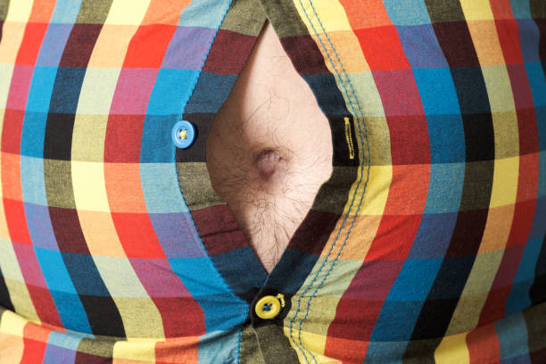 uomo in sovrappeso. concetto di pancia di birra. isolato su sfondo grigio - belly button foto e immagini stock