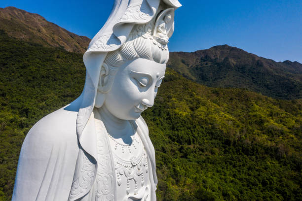 la statua di guanyin all'interno del monastero buddista tsz shan a tai po, hong kong - guan yin foto e immagini stock