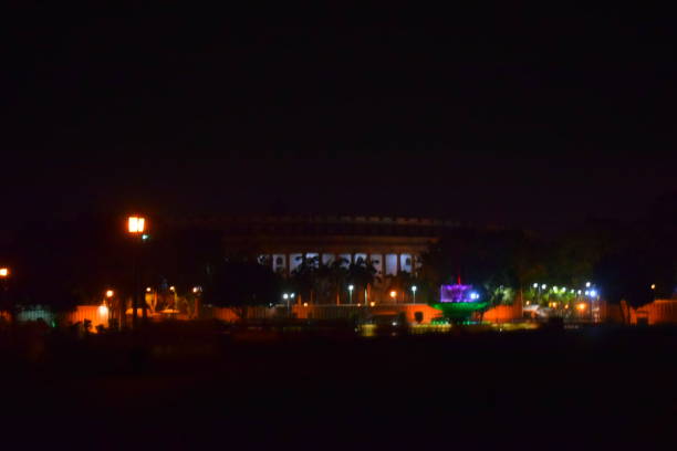 parlamento de la india en las luces nocturnas - new delhi india night government fotografías e imágenes de stock