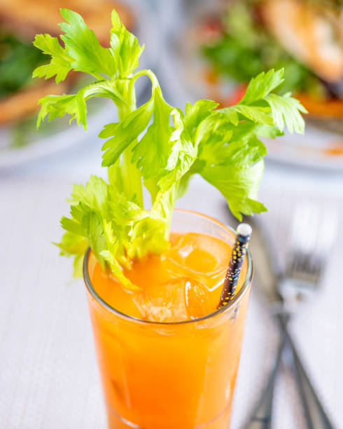 jus de carotte - green smoothie smoothie nutritional supplement leaf vegetable photos et images de collection