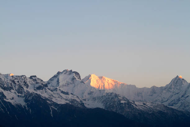 le soleil se lève sur la chaîne ganesh himal dans l’himalaya, népal. gamesh himal 1 à 7422m est le plus haut sommet de la gamme. - ganesh himal photos et images de collection