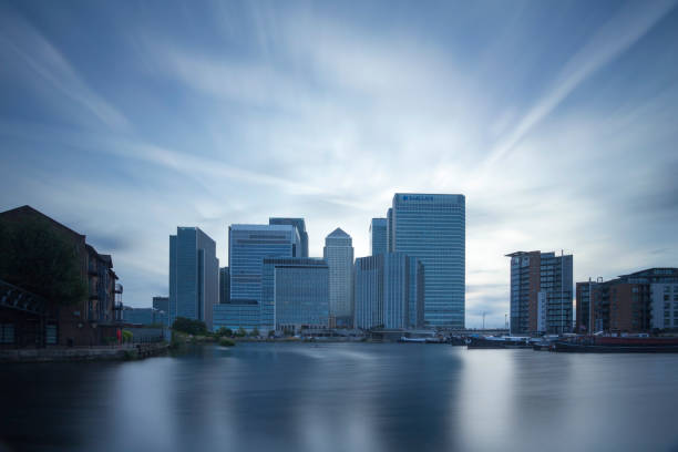 canary wharf quartier financier dans une longue exposition. image de concept de secteur financier. - london england skyline commercial dock tower hamlets photos et images de collection