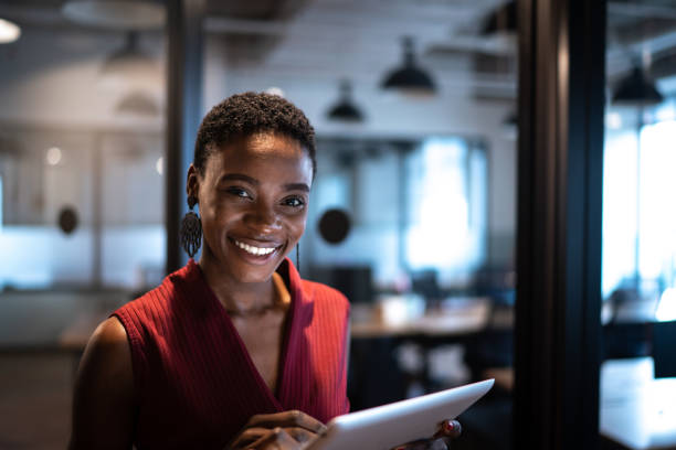 portret bizneswoman za pomocą cyfrowego tabletu w biurze - businesswoman women business beautiful zdjęcia i obrazy z banku zdjęć