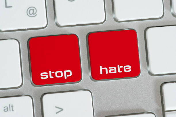 un ordinateur et des boutons pour arrêter la haine - extremism photos et images de collection