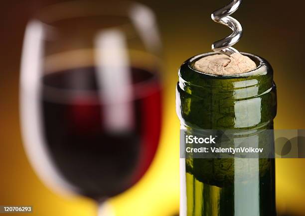 静物ワインをお楽しみください - コルク栓抜きのストックフォトや画像を多数ご用意 - コルク栓抜き, 瓶, 黄色