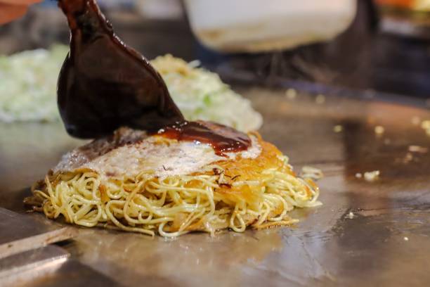 hiroshima style okonomiyaki - teppan yaki imagens e fotografias de stock