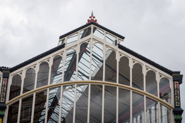 fassade der stockport market hall - stockport stock-fotos und bilder