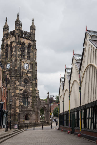 blick auf die seite des stockportsrathauses und der angrenzenden kirche - stockport stock-fotos und bilder