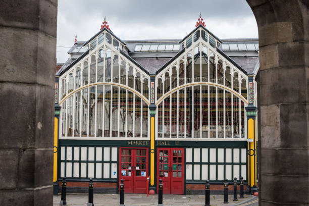 portes rouges et façade de stockport market hall - stockport photos et images de collection