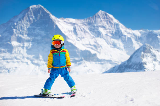 esqui e neve se divertem para crianças nas montanhas de inverno - winter child coat baby girls - fotografias e filmes do acervo