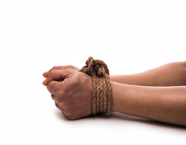 흰색 배경에 고립 된 밧줄이나 끈으로 매듭을 짓는 여성의 손. 빌폰스와 학대 여성 개념. - tied knot rope adversity emotional stress 뉴스 사진 이미지