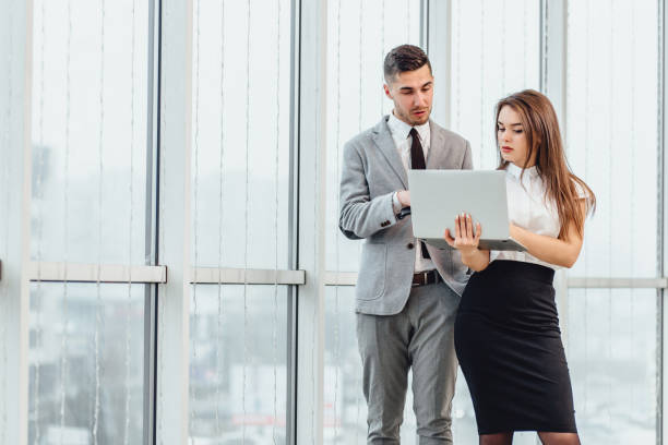 concept de conseil en affaires. l’homme et la femme inspirés fournissant l’aide à leurs clients. - service computer training office photos et images de collection