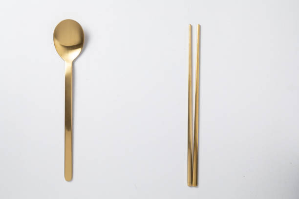 cuchara dorada chopstick estilo korea sobre fondo blanco - chopsticks rest kitchen utensil dishware horizontal fotografías e imágenes de stock