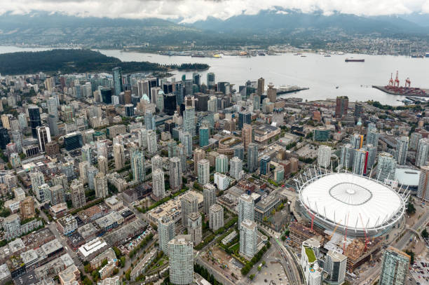 ванкувер скайлайн аэроф, британская колумбия, канада - vancouver harbor vancouver harbor marina стоковые фото и изображения