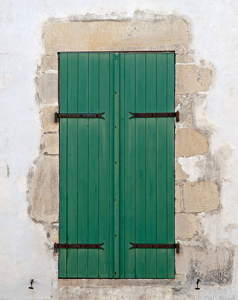 antigua europea ventana de madera y persianas de madera, verde - wood shutter rusty rust fotografías e imágenes de stock