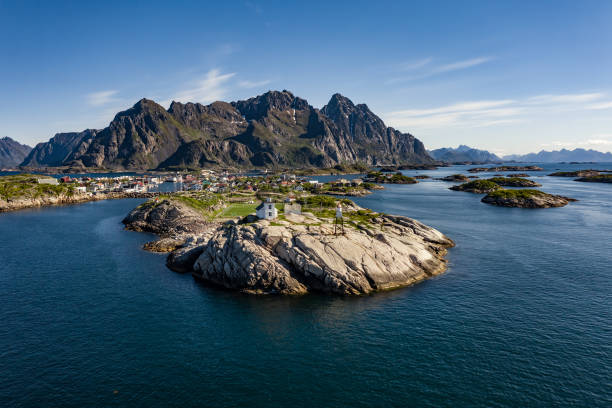 헤닝스바에 로포텐은 노르웨이 노르드랜드 카운티의 군도입니다. - lofoten henningsvaer norway village 뉴스 사진 이미지