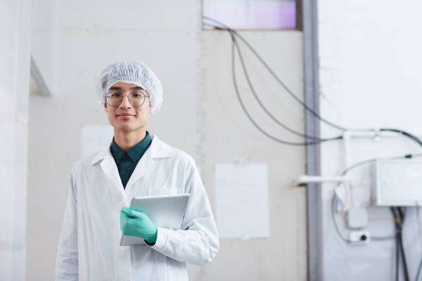 wissenschaftler mit tablet-pc im labor - hair net stock-fotos und bilder