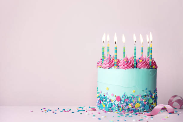 день рождения торт с брызгами и buttercream завитки - birthday cake cake birthday homemade стоковые фото и изображения