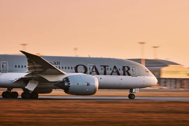 카타르항공 보잉 787 드림라이너 이륙 중 - qatar airways 뉴스 사진 이미지