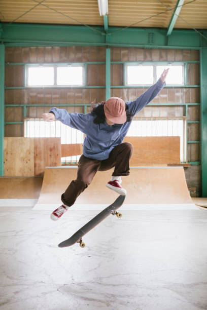 skateboarder a mid-air ollie - ollie foto e immagini stock