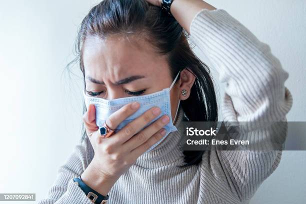 Mujer Asiática Con Protección Facial De Coronavirus En Pulmones Humanos Foto de stock y más banco de imágenes de Enfermedad contagiosa