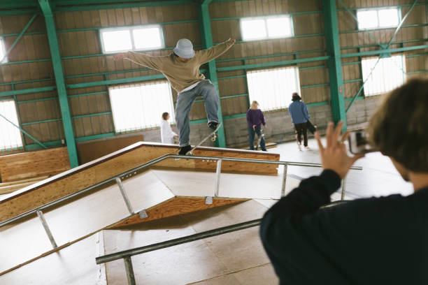 skateboarder faisant des cascades sur une rampe - ollie photos et images de collection