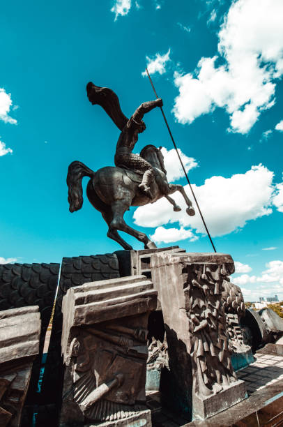la battaglia di san giorgio e il monumento al drago a mosca, russia - st george dragon mythology horse foto e immagini stock