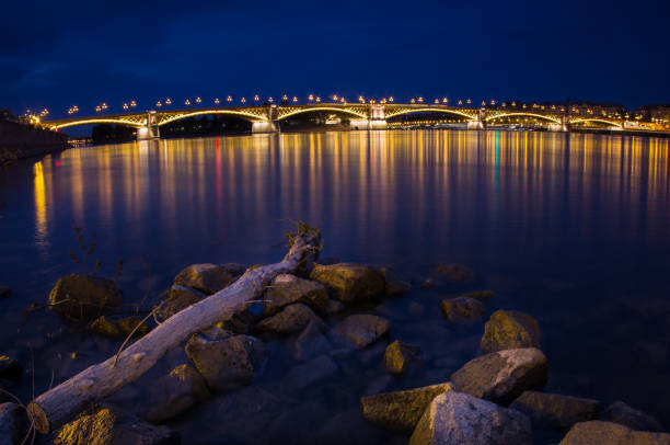 puente margarita en budapest: uno de los muchos puentes de budapest durante la hora azul. magnífico puente por la noche. - margit bridge fotos fotografías e imágenes de stock