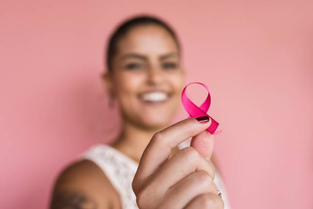 różowy październik - breast cancer cancer breast cancer awareness ribbon pink zdjęcia i obrazy z banku zdjęć