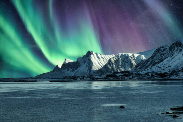 aurora borealis, aurora sin auroras por encima de la montaña nevada en las islas lofoten - norway lofoten and vesteral islands sea mountain range fotografías e imágenes de stock