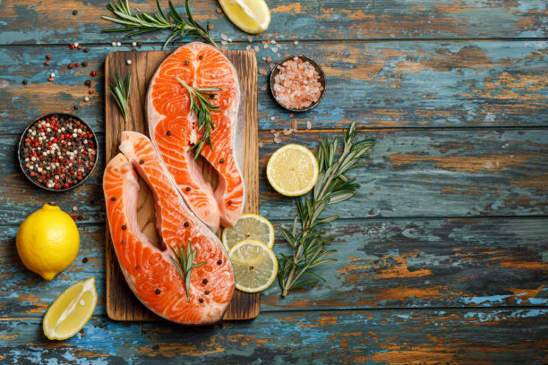 salmone. bistecca di pesce rosso trota cruda con ingredienti per cucinare. cucinare salmone, cibo di mare. concetto di alimentazione sana - salmone foto e immagini stock