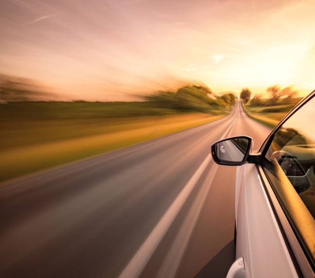 conduite sur la route - defocused blurred motion road street photos et images de collection