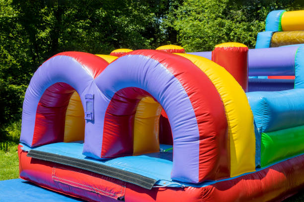 śmieszne dzieci w dmuchanych zjeżdżalniach - inflatable slide sliding child zdjęcia i obrazy z banku zdjęć