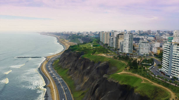 vue aérienne panoramique peinte à l’huile de la côte du district de miraflores à lima, pérou - lima peru photos et images de collection