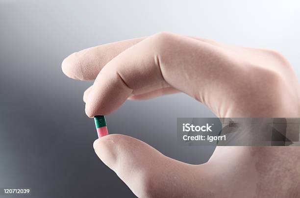 Foto de Pill e mais fotos de stock de Antibiotico - Antibiotico, Cápsula, Dedo humano