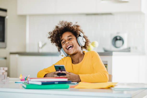 giovane ragazza che studia con lo smartphone - homework teenager education mobile phone foto e immagini stock