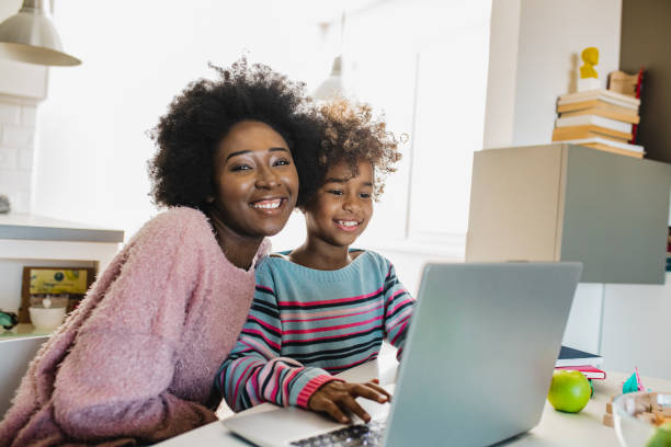 madre e figlia che studiano con il laptop - nerd computer learning fun foto e immagini stock